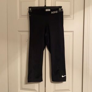 Nike pro mid capri leggings